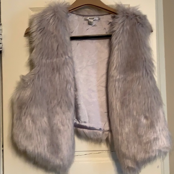 Papaya Jackets & Blazers - Papaya faux fur vest—white/silver size L-nwot